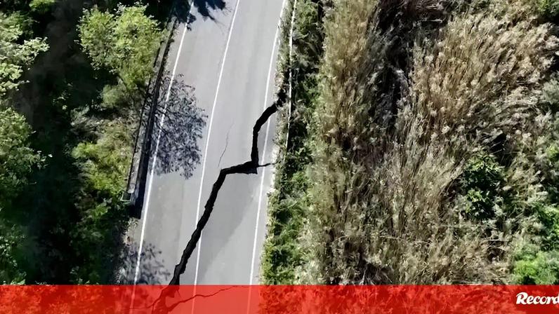 Deslizamento de terras em Itália parte autoestrada e atinge zona residencial
