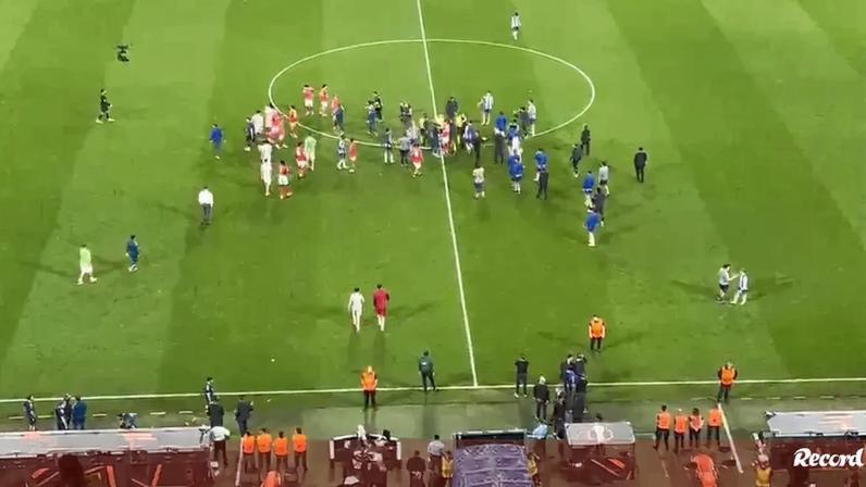 Final do FC Porto-Nottingham: Vítor Pereira cumprimentou quase todos e até 'consolou' Diogo Costa