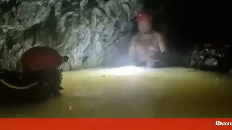 Mineiro é encontrado vivo após duas semanas preso em mina inundada no México