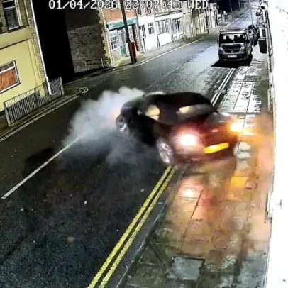 Carro de luxo despista-se, capota e embate numa casa no Reino Unido