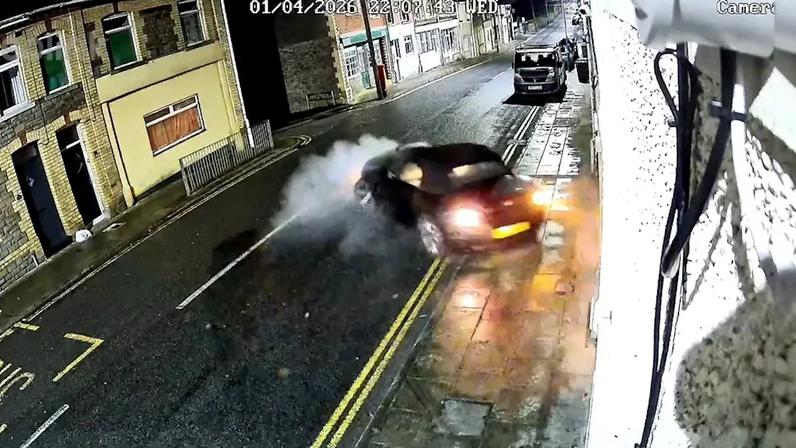 O condutor de um BMW Z4 despistou-se, num acidente aparatoso, e acabou por embater contra uma habitação em Caerphilly, no País de Gales. O acidente ocorreu a 1 de abril e o homem abandonou o local após o despiste. As autoridades estão a investigar o caso.