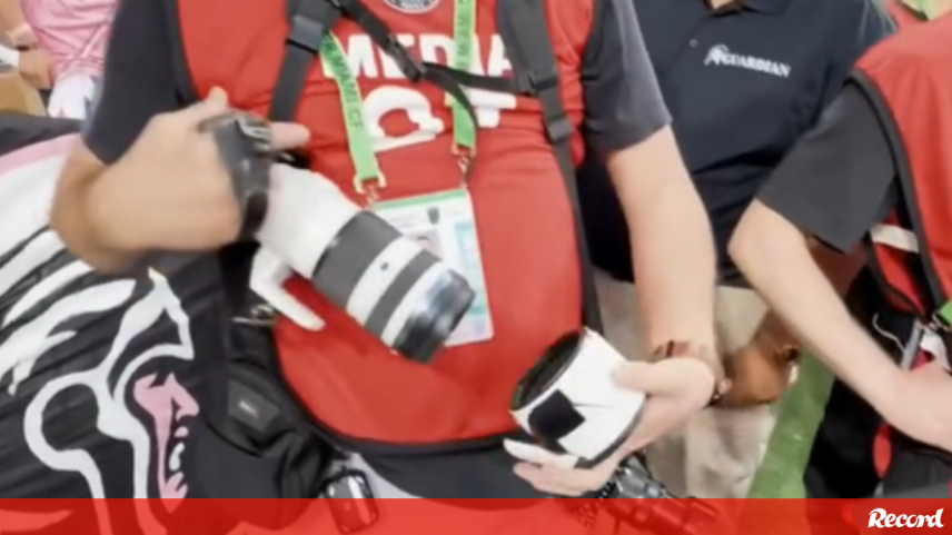 Messi falha remate e lente de fotógrafo fica danificada