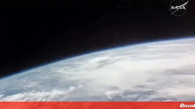 Astronautas da missão Artemis II regressam à Terra em directo