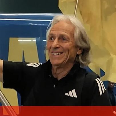 Jorge Jesus reage à receção dos adeptos do Al Nassr com a bandeira em foco