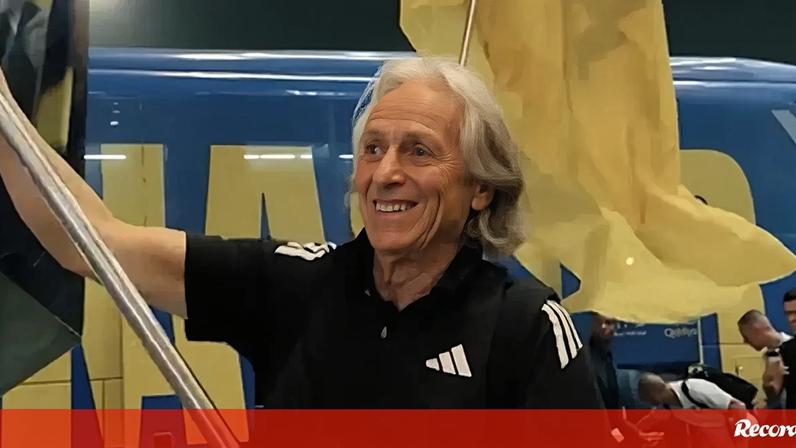 Jorge Jesus reage à receção dos adeptos do Al Nassr com a bandeira em foco