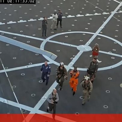 Astronautas da Artemis II demonstram disposição a bordo de navio da Marinha dos EUA