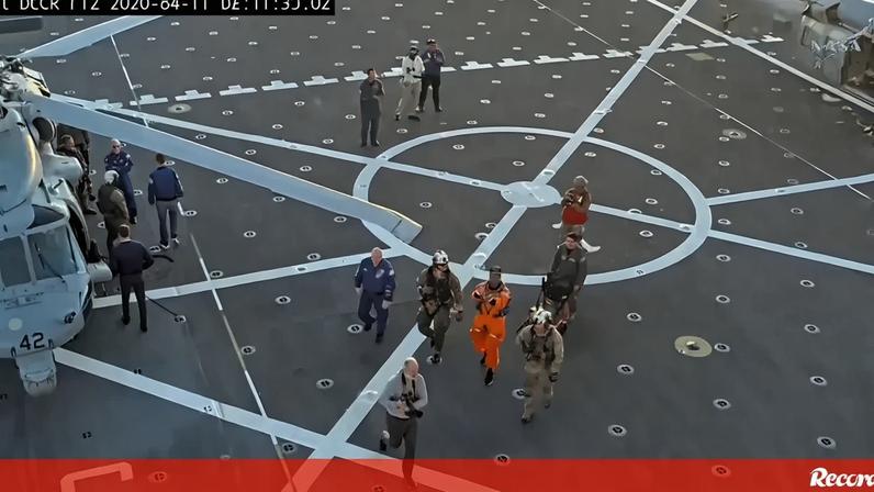 Astronautas da Artemis II demonstram disposição a bordo de navio da Marinha dos EUA