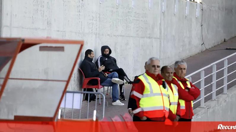 Mourinho assiste ao jogo da equipa B do Benfica