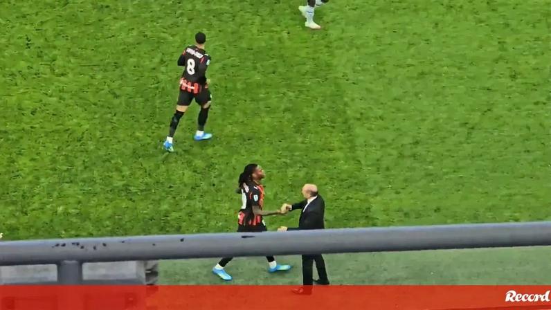 Adeptos do Milan vãoiam Rafael Leão ao ser substituído no San Siro
