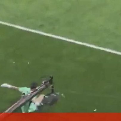 Ederson é atingido por objeto; câmera filmou perto demais e brasileiro reage