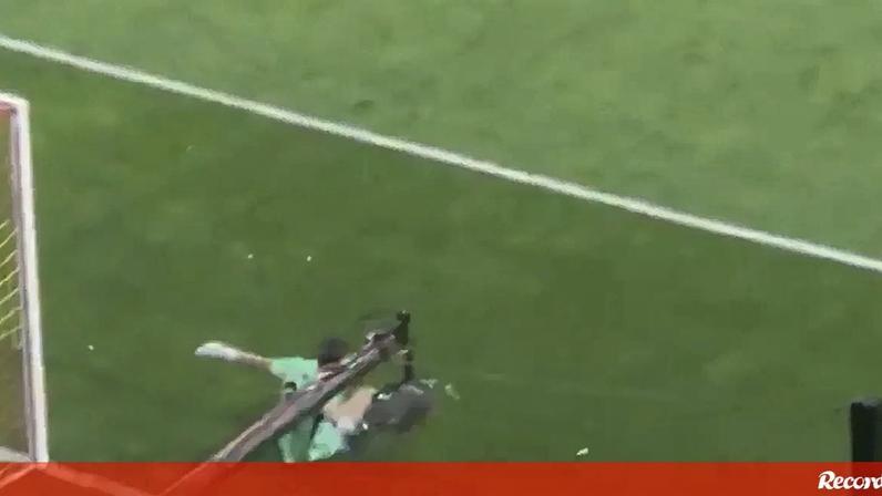 Atingido por um objetivo lançado a partir da bancada no decurso do Kayserispor-Fenerbahçe, o brasileiro Ederson não gostou da aproximação de uma câmara da transmissão televisiva e, com um belo 'safanão', afastou-a para o outro lado. No final, refira-se, o Fenerbahçe venceu fora por 4-0.