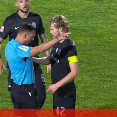 Hjulmand em discussão com árbitro do E. Amadora-Sporting