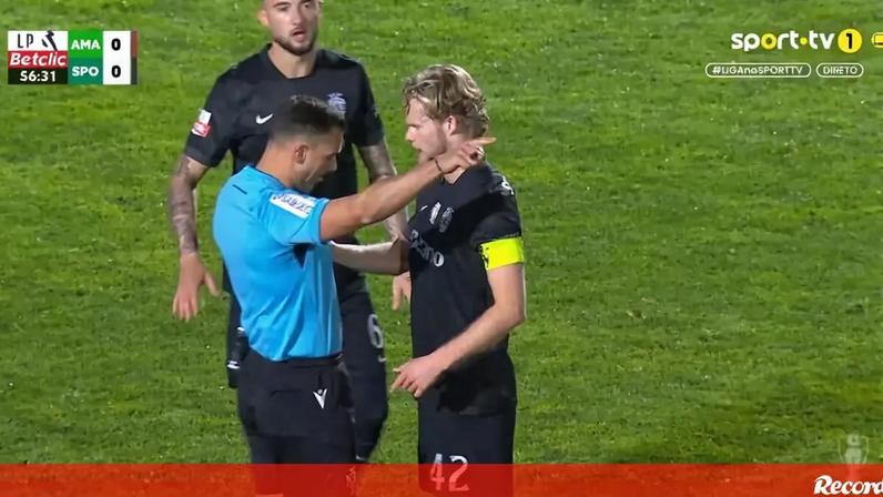 Hjulmand em discussão com árbitro do E. Amadora-Sporting