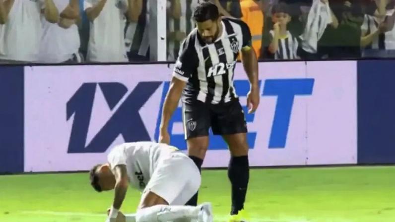 Entrada dura de Hulk sobre Neymar enfurece adeptos do Santos