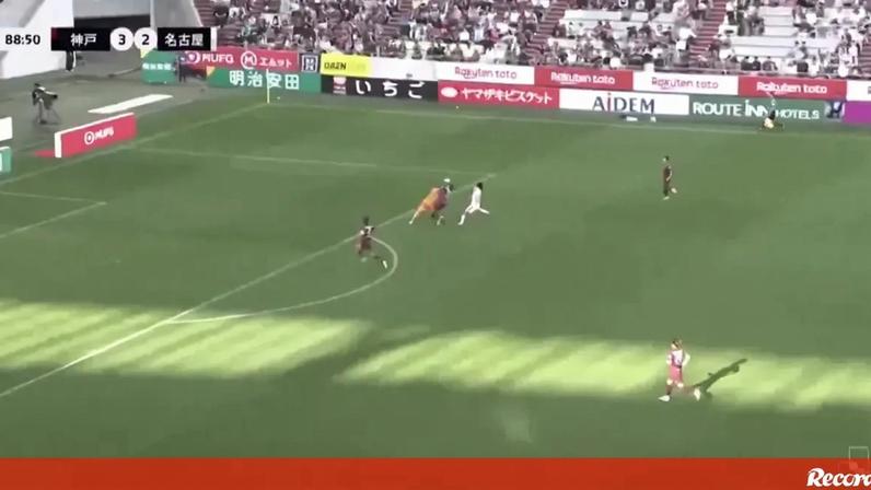 Guarda-redes e defesa do Vissel Kobe hospitalizados após choque de cabeças