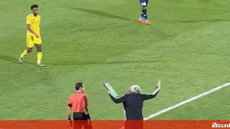 Jorge Jesus a dar show: dos estranhos gestos à peculiar forma de 'conversar' com Brozovic