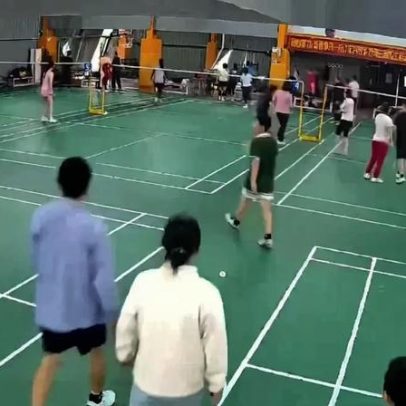 Condutor invade partida de badminton, jogadores assustados