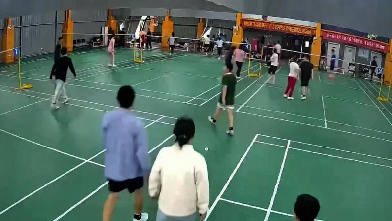 Condutor invade partida de badminton, jogadores assustados