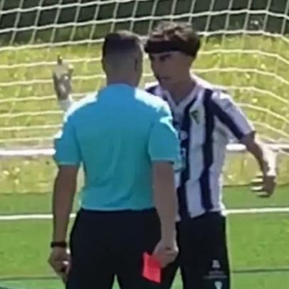 Jogador sub-17 do FC Foz perde a cabeça em torneio no Porto