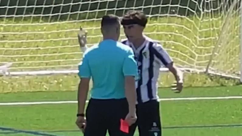 Bruno Short viu vermelho após entrada dura sobre adversário, em jogo da Porto International Cup, e insultou o árbitro Vince Orsola
