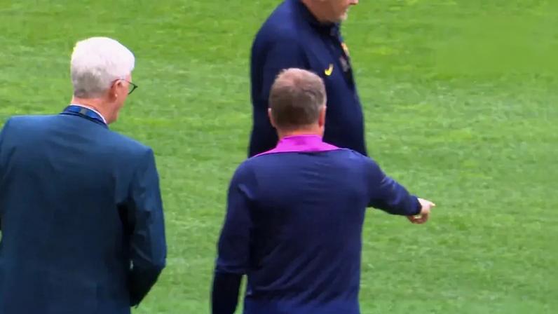 Hansi Flick mostra desagrado pela altura do relvado do Metropolitano junto do delegado da UEFA