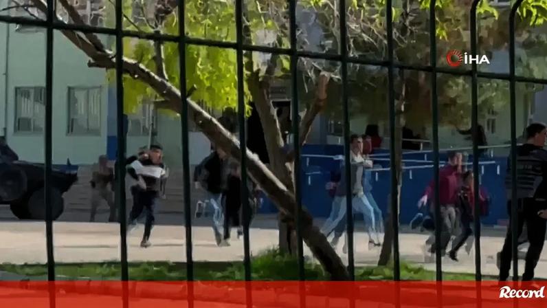 Vídeo mostra momentos de pânico em escola na Turquia: antigo aluno atacou a tiro 16 pessoas