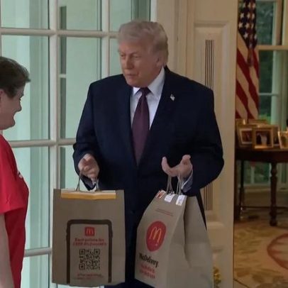 Trump dá gorjeta de 100 dólares a estafeta pela entrega na Sala Oval