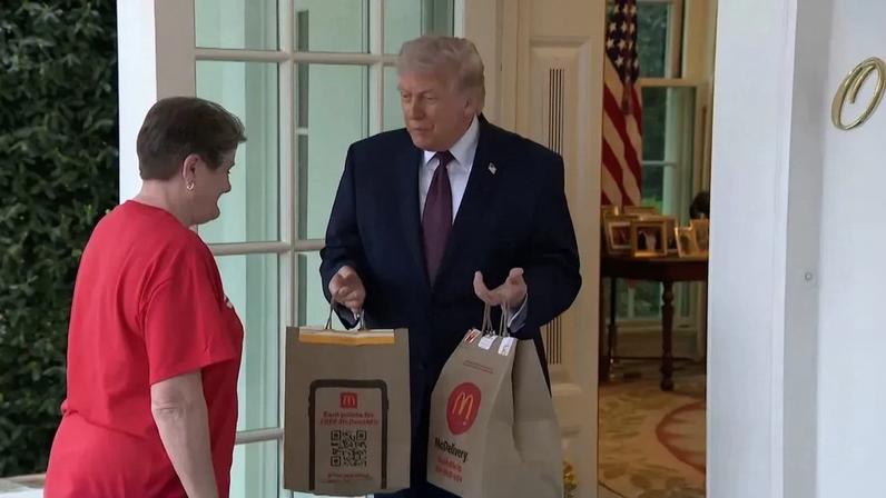 «Isto não parece encenado, pois não?»: Trump dá gorjeta de 100 dólares a estafeta por entregar McDonald’s na Sala Oval