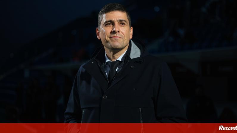 Francisco Neto reage junto ao banco de suplentes de Portugal