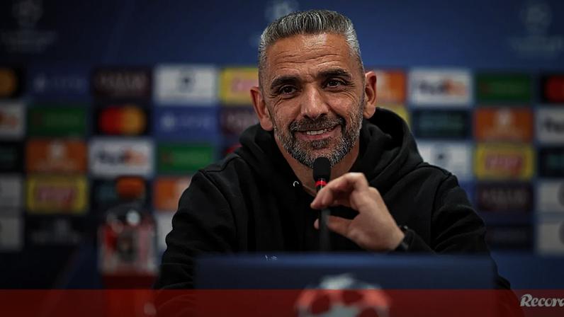 Rui Borges em mais uma conferência de imprensa do Sporting