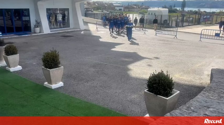 Minuto de silêncio em memória da lenda, que morreu quarta-feira aos 90 anos