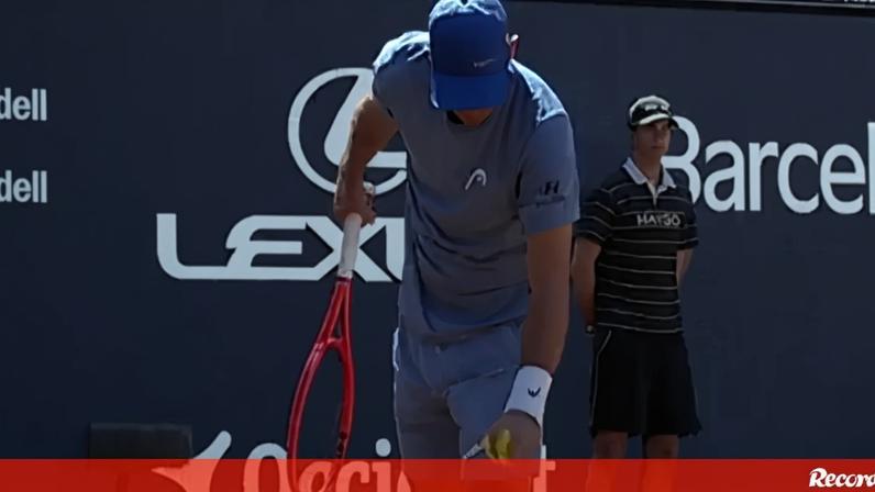 Nuno Borges qualificou-se esta quarta-feira para os quartos de final do torneio de Barcelona, depois de vencer o argentino Tomas Martín Etcheverry, em dois sets. O maiato, 52.º do ranking mundial, superiorizou-se ao argentino, 29.º, e que era o tenista com mais vitórias em terra batida este ano, por 6-3 e 7-6 (7-4), em duas horas e dois minutos. Com aparentes dificuldades físicas, Nuno Borges fechou o encontro com um 'ás' feito com um serviço por baixo, que surpreendeu Etcheverry, somando o segundo triunfo em outros tantos encontros frente ao argentino [Vídeo: Tennis TV/X].