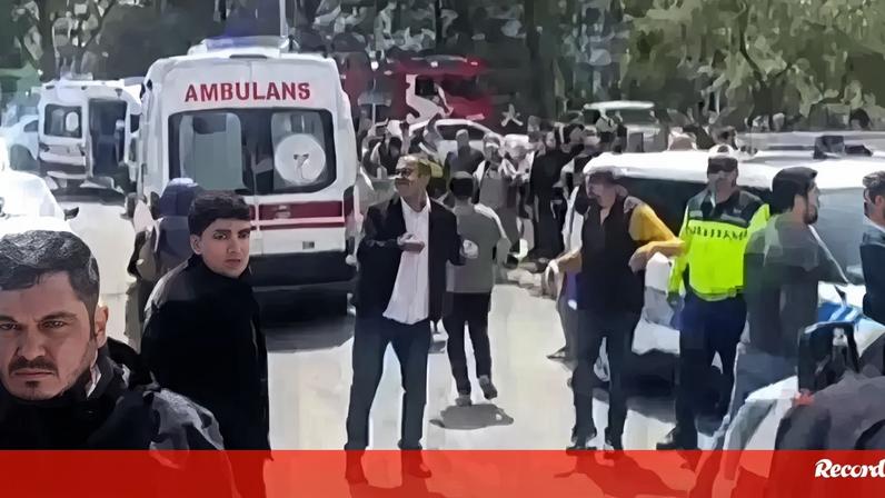 Momentos de pânico após estudante abrir fogo em escola na Turquia e matar quatro pessoas