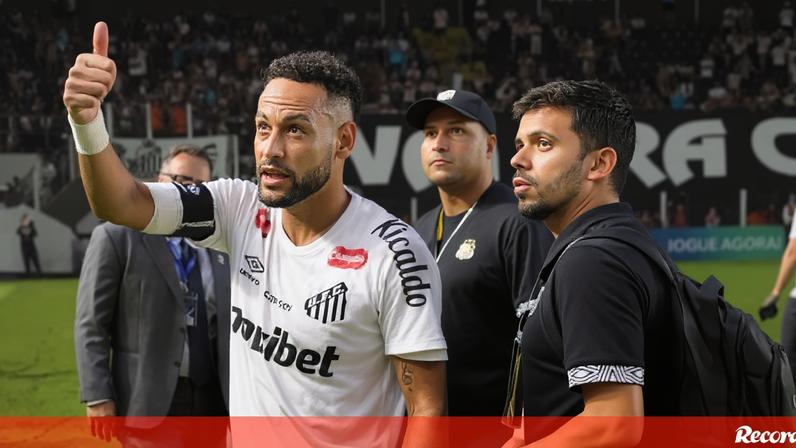 Neymar discute com adeptos após empate do Santos: «Está gordinho, c...»