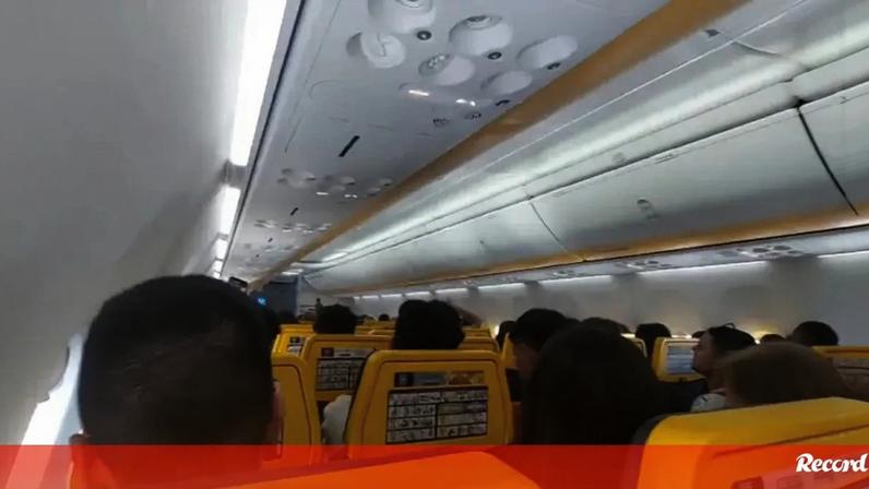 Adeptos do Sp. Braga celebram num avião rumo a Istambul