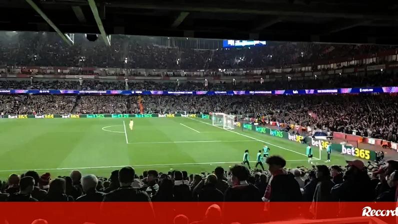 Adeptos do Sporting aplaudem Gyökeres na substituição no Emirates