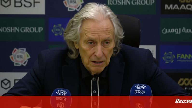 «Foi para o balneário vomitar»: Jorge Jesus explica ausência de Cristiano Ronaldo junto da equipa no final do jogo