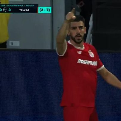 Toluca vence LA Galaxy com chapelada de Paulinho