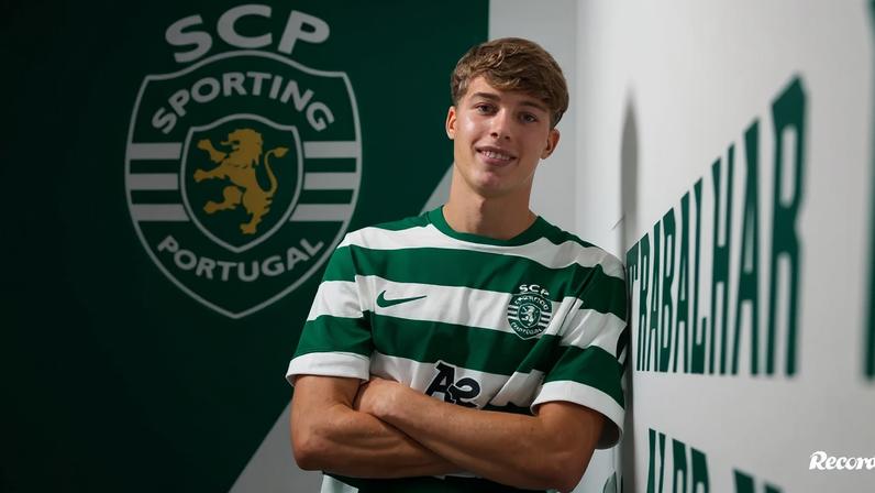 Francisco Simões posa junto ao símbolo do clube