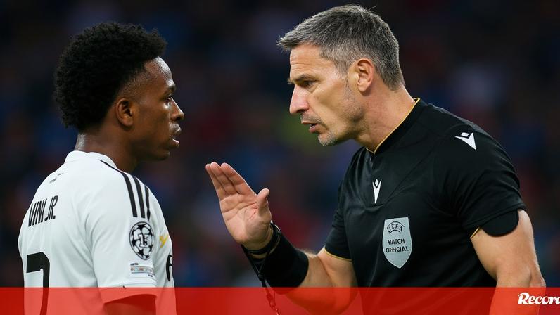 Do vermelho a Camavinga à cotovelada a Mbappé: os "25 dias de pesadelo" do Real Madrid com a arbitragem que mudaram tudo