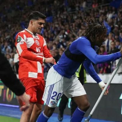 Festejo com bandeirola provoca tumulto; árbitro João Pinheiro mostra cartões