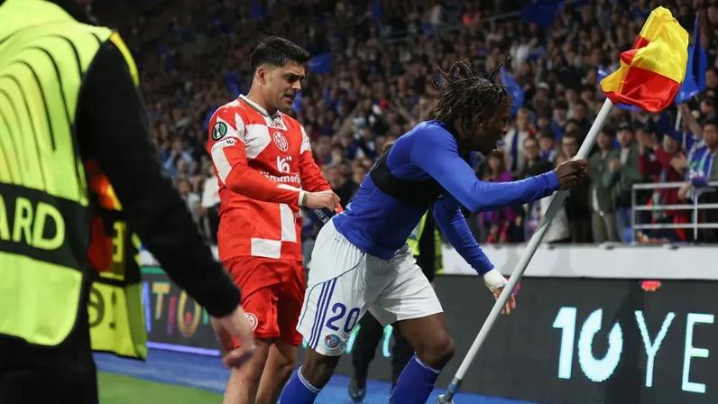 Martial Godo provocou os adeptos alemães e foi empurrado por Nadiem Amiri