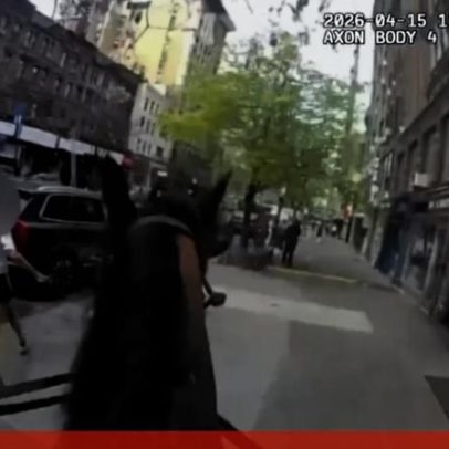 Polícia montada persegue mulher suspeita de furto em Nova Iorque