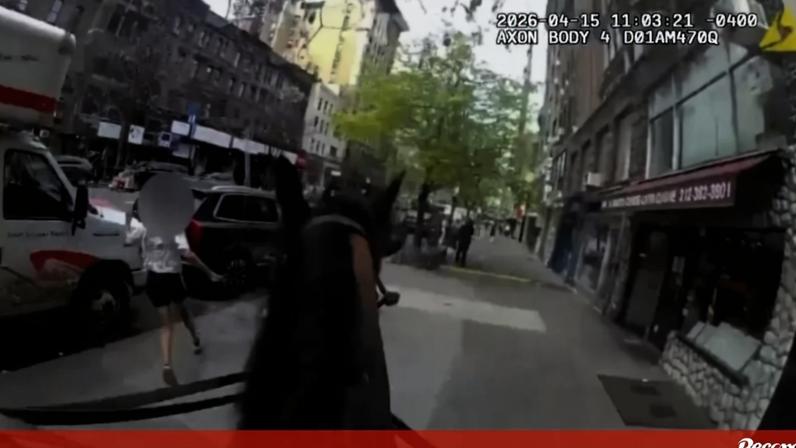 Um agente da polícia de Nova Iorque, montado a cavalo, perseguiu uma mulher suspeita de roubo nas ruas de Manhattan, esta quarta-feira.