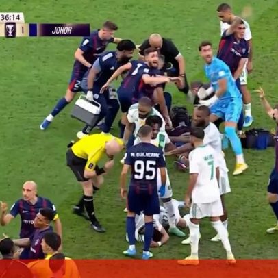 Jogador leva pontapé violento na cabeça durante jogo da Champions Asiática