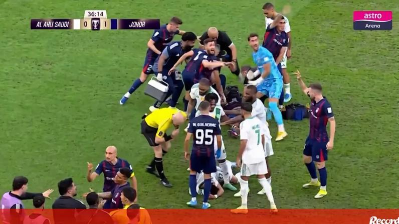 Jogador leva pontapé violento na cabeça durante jogo da Champions Asiática