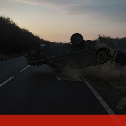 Jipe militar capota no Reino Unido após manobra arriscada