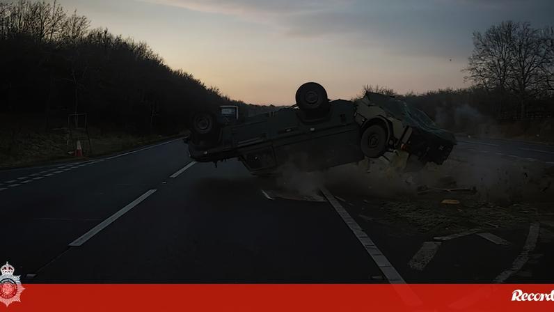 Jipe militar capota no Reino Unido após manobra arriscada