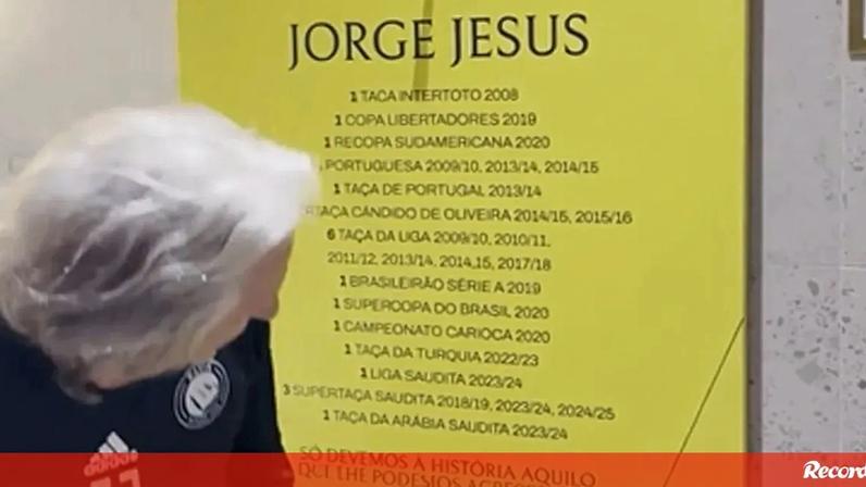 Jorge Jesus surpreendido com novo armário