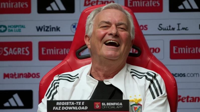 Momento de boa disposição na conferência de imprensa de antevisão ao dérbi com o Sporting (amanhã, 18h)